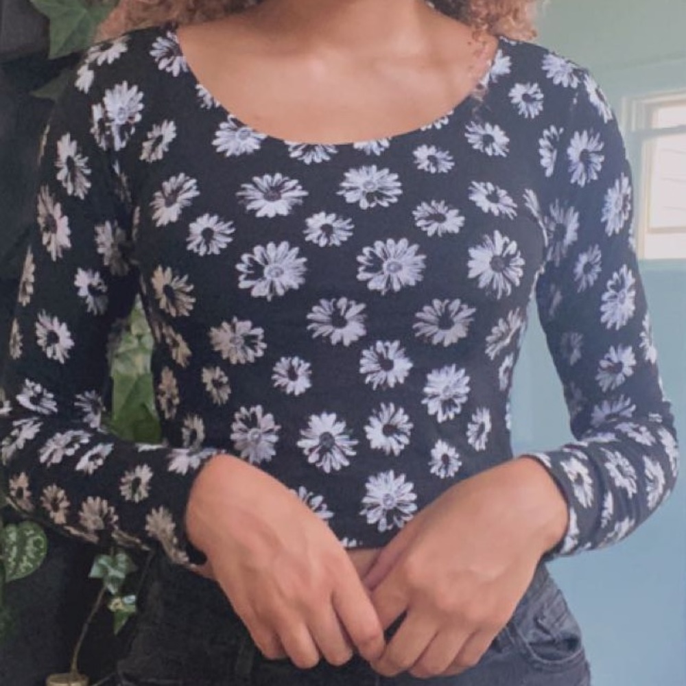 black and white sunflower long sleeve crop top